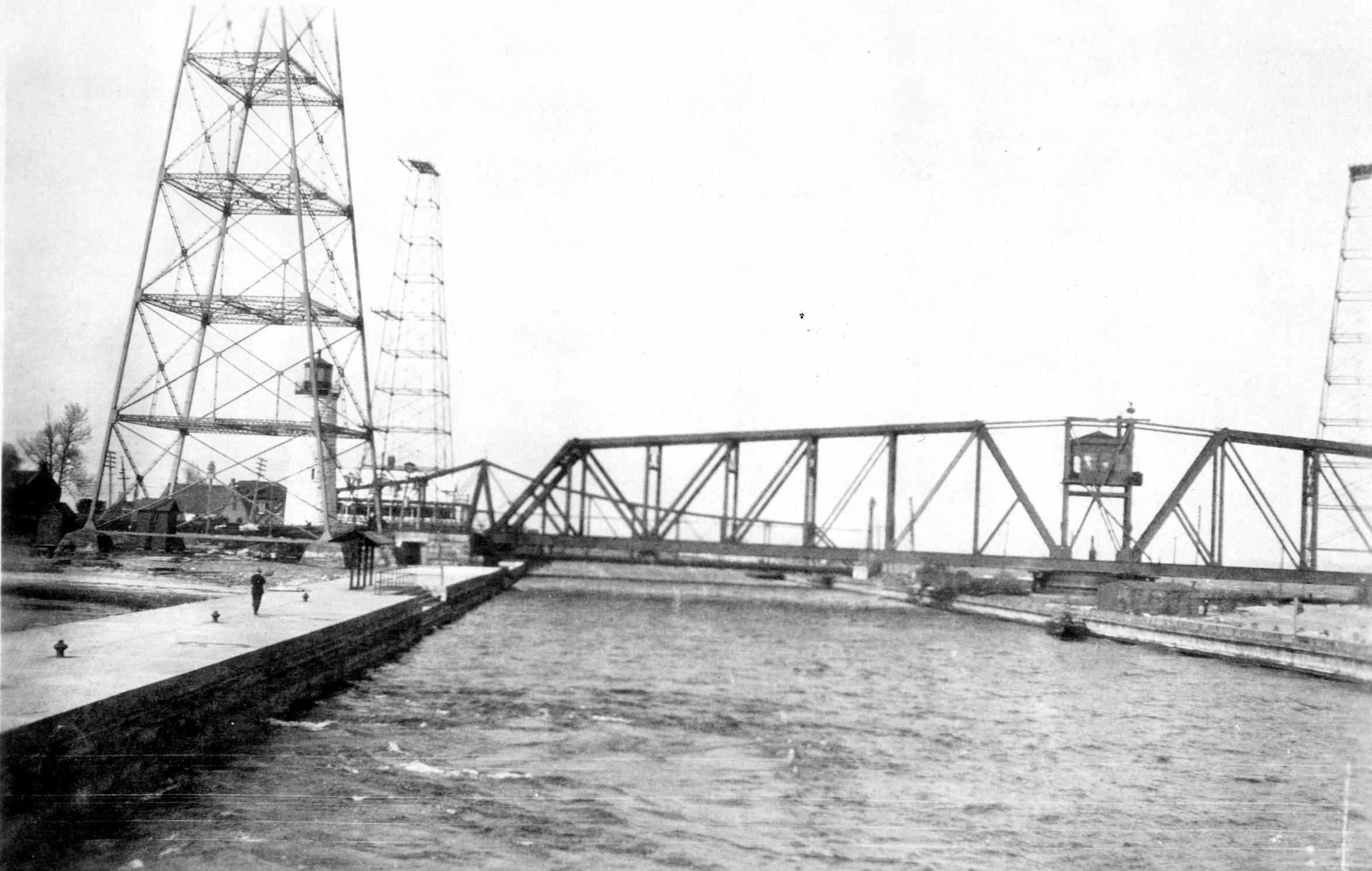 GTR and radial swing bridges ca 1903 AO A T Brown Coll.jpg